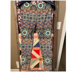 Fun patterned Lularoe leggings